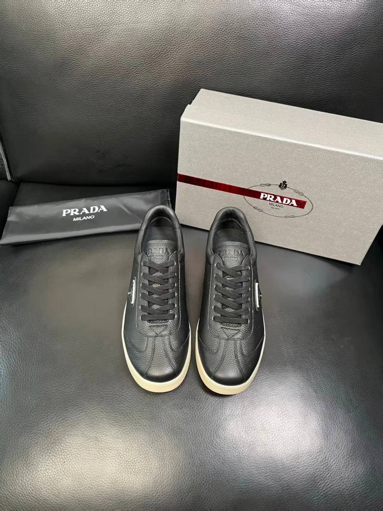 P380 38-45 Prada Prada’s new men’s leather sneakers, the highest version on the market, any comparison is welcome🆚! The original leather has excellent texture and is super high-end! Fetal sheep net lining imported from Italy, removable pad! Luxurious materials and fine workmanship, highly recommended! No. 058